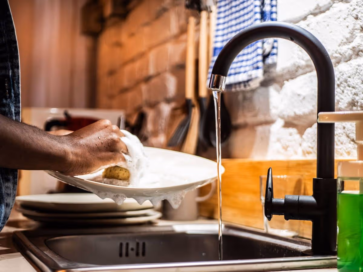 The Shocking Truth About Rinsing Dishes Before Dishwashing – Experts Reveal Money-Saving Secrets!
