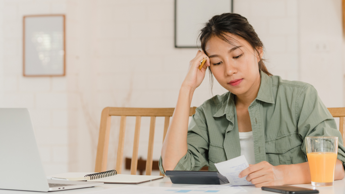 Psychology says people who grew up without money display these 7 unconscious behaviors as adults