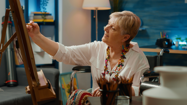 7 rare habits of people who reinvent themselves after 65, according to psychology