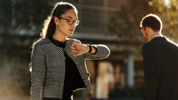 People who always arrive exactly on time (never early, never late) usually display these 7 traits, according to psychology