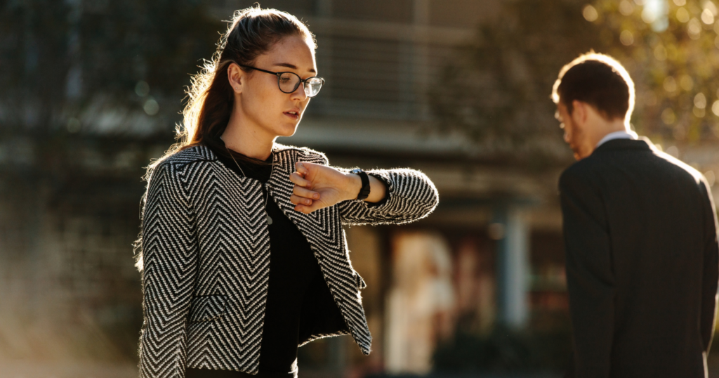 People who always arrive exactly on time (never early, never late) usually display these 7 traits, according to psychology