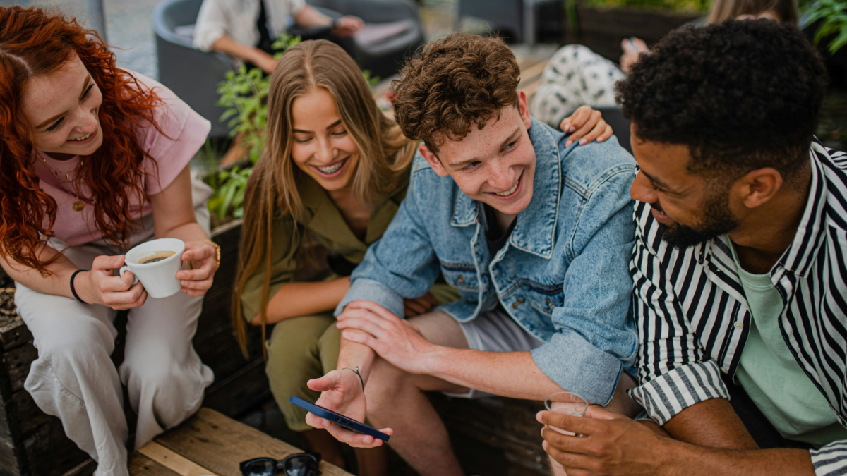 Psychologists say people who keep lifelong friends usually do these 8 little things