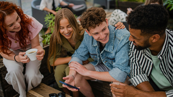 Psychologists say people who keep lifelong friends usually do these 8 little things