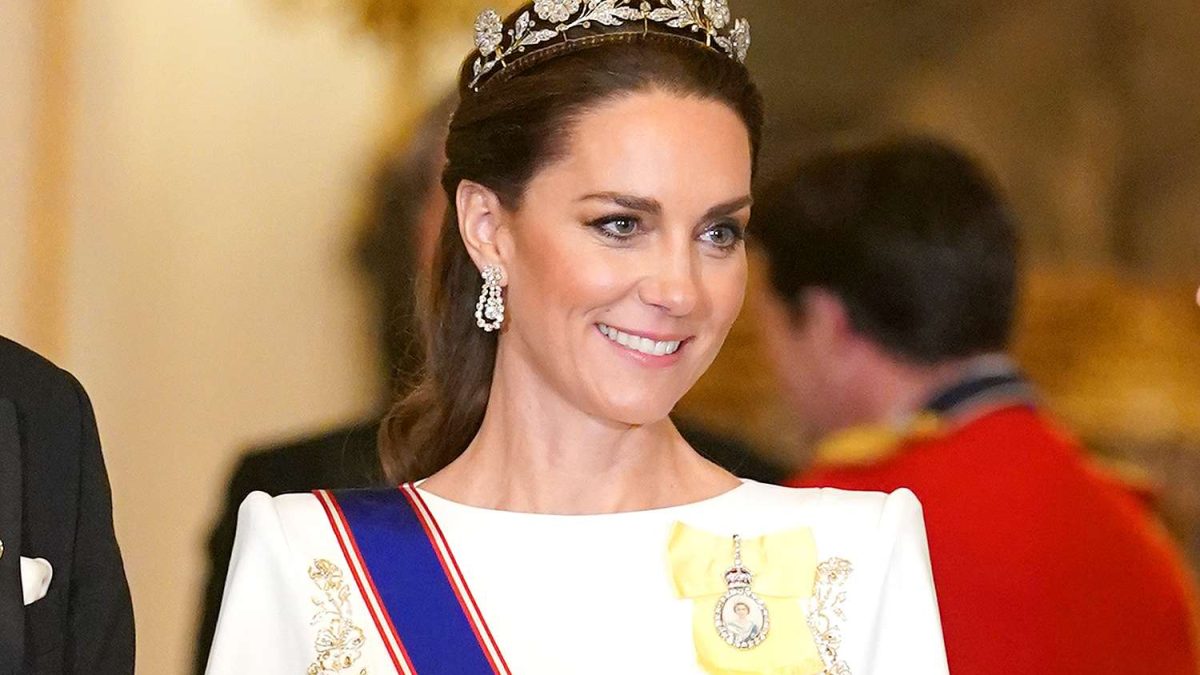 At a State Banquet Attended by World Leaders, Kate Middleton’s Lace Gown and Signature Accessory Spark a Global Clash Over Fashion, Privilege and the Real Role of a Modern Princess