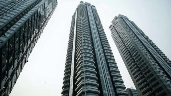 Defying Gravity: The Daring Deliverymen Scaling China’s Towering Skyscrapers