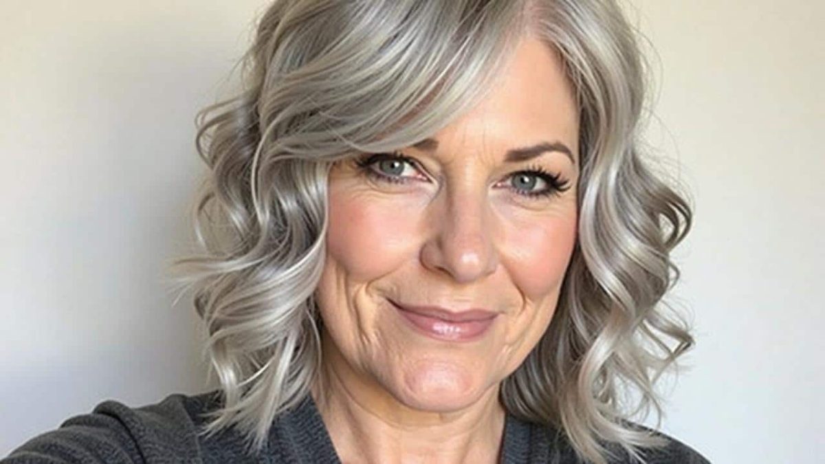 Salt and pepper hair: “reverse colouring” is the best technique to avoid a granny look