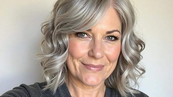 Salt and pepper hair: “reverse colouring” is the best technique to avoid a granny look