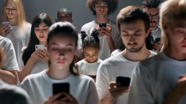 Psychologists explain why people pretend to scroll their phone in public