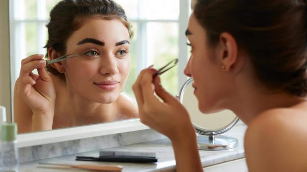 The eyebrow shaping guide for people who have never shaped their brows before and want a natural result without any salon visit