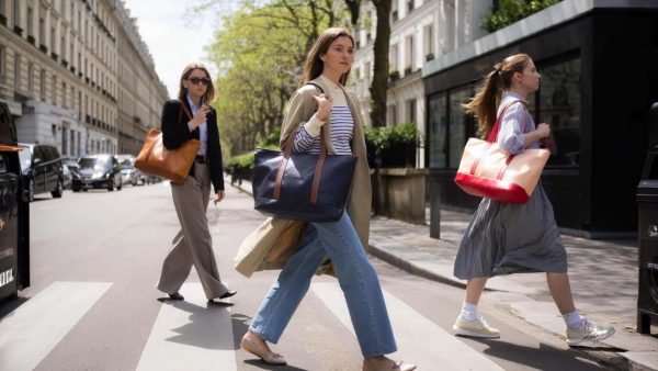 This cult bag from our teenage years is back in style (and it will be everywhere this spring)