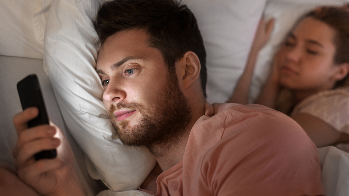 7 traits of men who consider cheating but are too lazy to actually do it, according to psychology