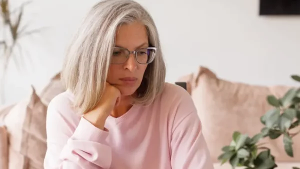 Adults who reach their 60s without close friends aren’t the ones who couldn’t maintain connection — they’re often the ones who maintained every connection single-handedly for decades until the effort of always being the one who calls, always being the one who remembers, always being the one who shows up became heavier than the loneliness of letting it all go