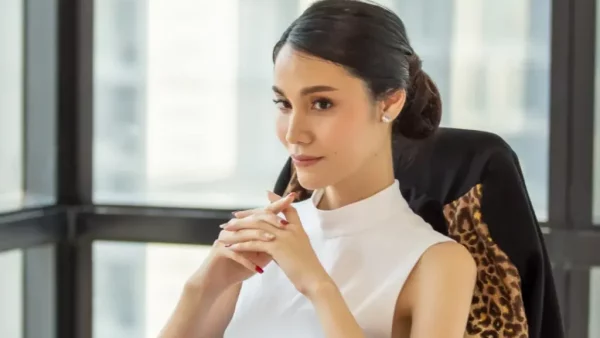 Psychology says the people who command the most respect in any room aren’t the ones who talk the most or the loudest — they’re the ones who can sit through an entire conversation without once redirecting attention back to themselves