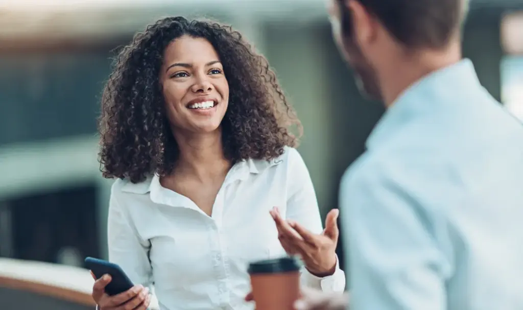 9 things people with genuinely high social intelligence never do in a conversation — and the one that separates them most clearly from people who are merely charming is something so subtle that most people have never consciously noticed it happening