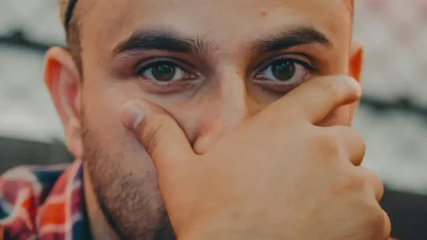 Psychology says adults who have no close friends aren’t necessarily introverted or antisocial. Many of them learned in childhood that vulnerability gets punished, and they built a life that perfectly protects them from the one thing they actually need