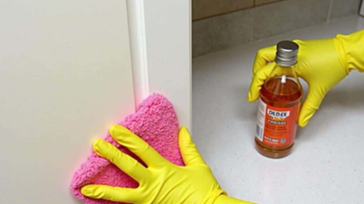 Your house smells musty? This 10‑second, £0 move stops mould without vinegar (the pros use it every day)
