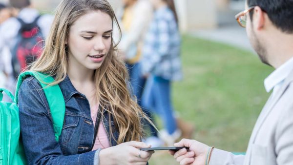 I Let a Stranger Borrow My Phone – The Shocking Truth That Got Me Detained for 6 Hours!