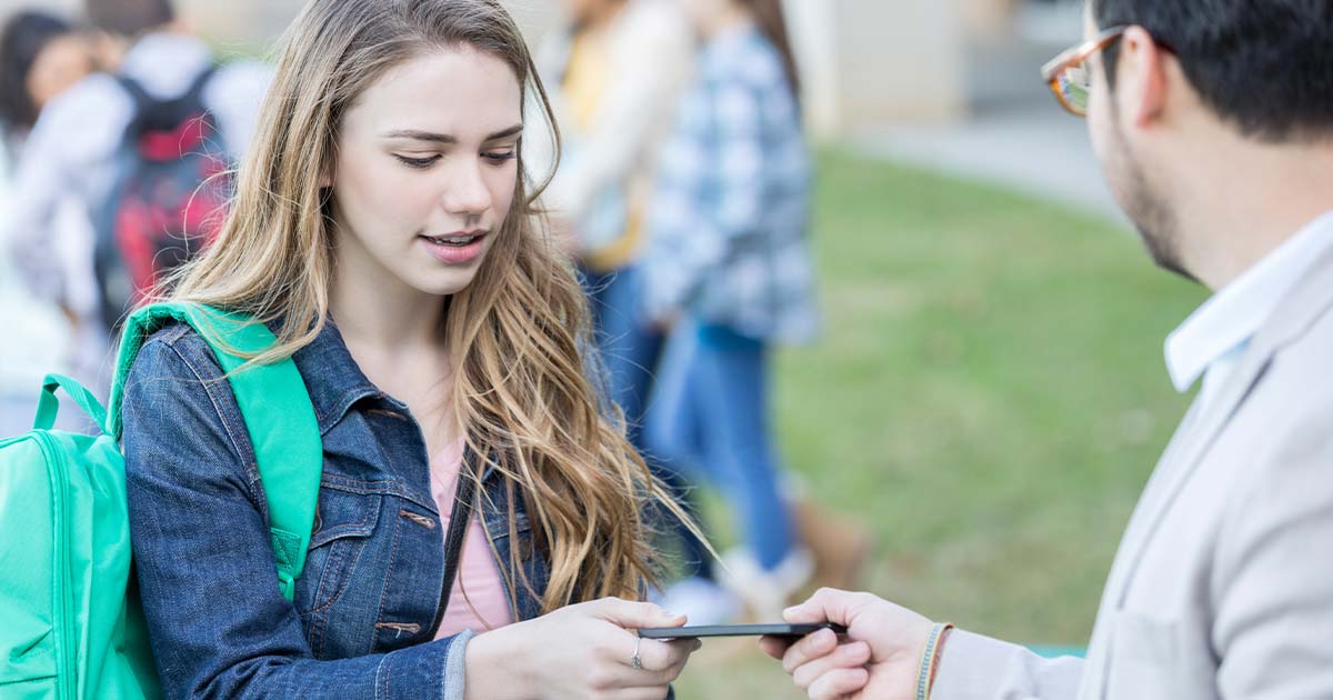 I Let a Stranger Borrow My Phone – The Shocking Truth That Got Me Detained for 6 Hours!