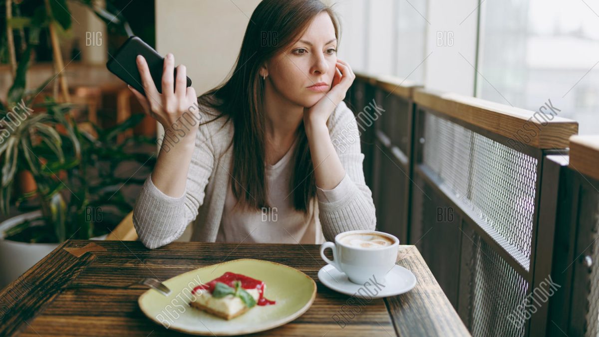 Shocking Viral Moment: Waitress’s Heartwarming Note Saves Lonely Woman’s Day