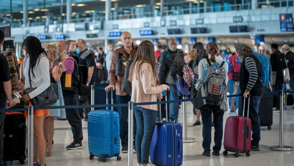 The Shocking 2026 Airport Nightmare: Travelers Trapped for Hours as TSA Quits Amid Government Shutdown!